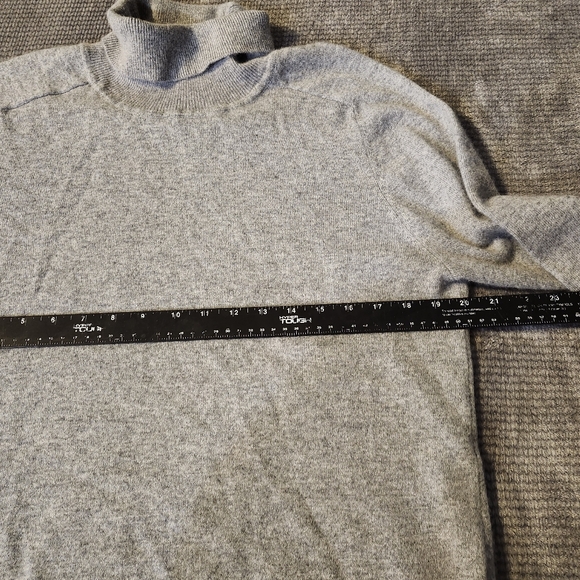 Quince Mongolian cashmere Turtleneck sweater Heather Gray Sz L Quiet Luxury, - Picture 7 of 9